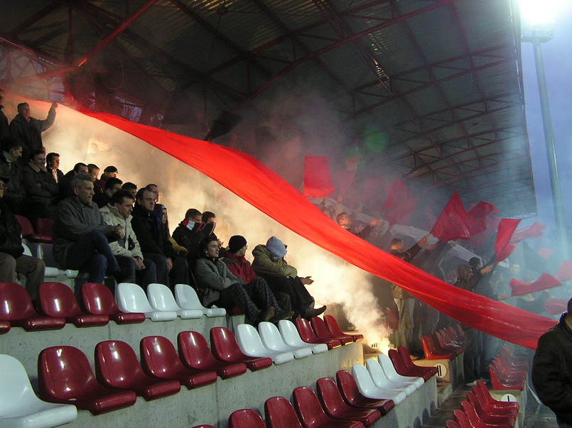 Ministerstwo sprawiedliwości rozpoczęło w piątek prace nad projektem objęcia systemem dozoru elektronicznego chuliganów, skazanych na zakaz stadionowy.