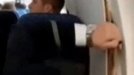 Az utasok szeme láttára szakadt szét gép törzse - videó!