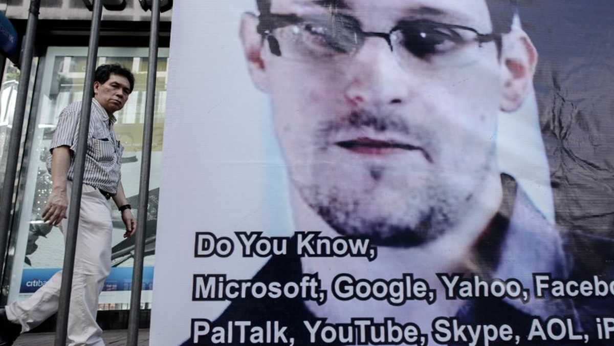 Amerykanin Edward Snowden, który ujawnił dane o inwigilacji elektronicznej prowadzonej przez służby specjalne USA, poprosił o azyl polityczny w Rosji - podała dziś agencja Reuters, powołując się na władze rosyjskie.