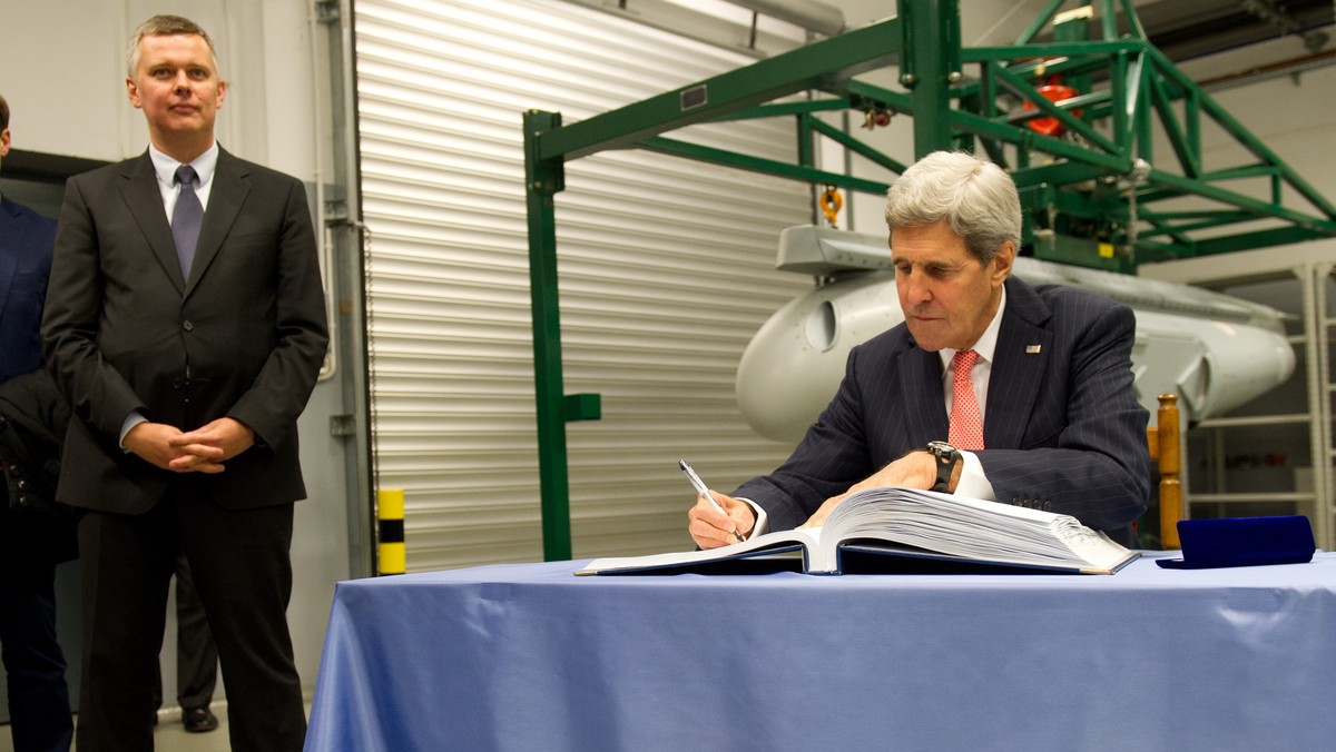 Polska i Europa potrzebują obecności silnych Stanów Zjednoczonych, dlatego Polska popiera budowę amerykańskiego systemu obrony przeciwrakietowej - powiedział minister obrony Tomasz Siemoniak, witając we wtorek w Łasku sekretarza stanu USA Johna Kerry'ego.