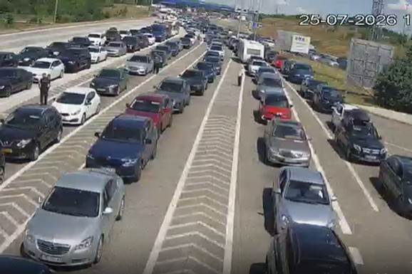 DRAMATIČNE SCENE NA GRANICAMA Dve slike iz centra haosa pokazuju sav očaj putnika: Ako ste se upravo zaputili na ove prelaze, spremite se za POTPUNU AGONIJU (FOTO)
