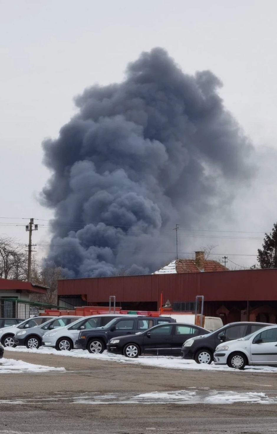 Gusti dim kulja nad marketom 