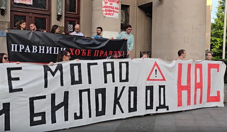 Protest ispred Pravnog