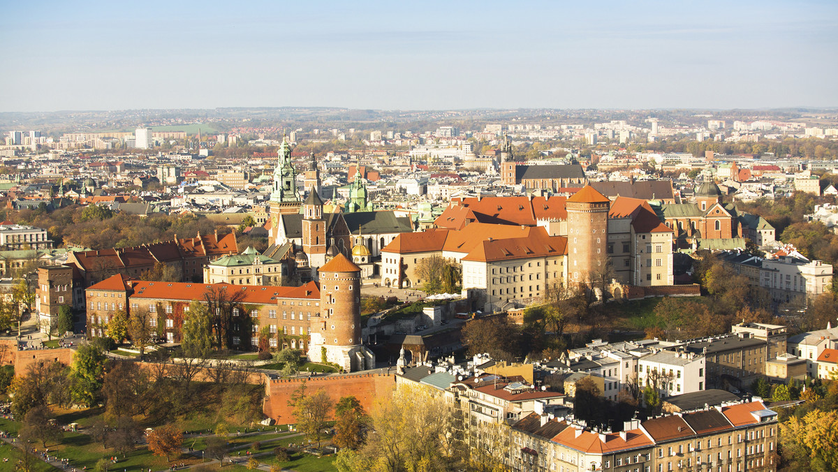 Pracownik Politechniki Krakowskiej dopuścił się plagiatu, za co został już ukarany przez swoją uczelnię. Jego sprawa trafiła jednak do Centralnej Komisji ds. Stopni i Tytułów, która może zdecydować o utracie prawa do posługiwania się tytułem profesora. Najpierw swoją opinię musi wydać jednak AGH, bo to tam toczyło się postępowanie profesorskie.