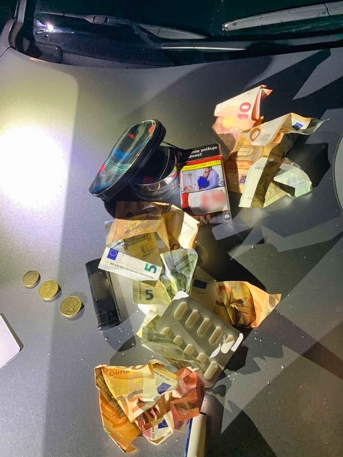 Muž so zbraňou v ruke lúpil v novinovom stánku v Topoľčanoch. 