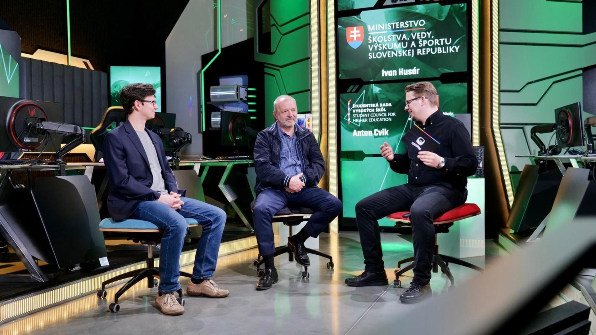 Ivanom Husár, Karol Cagáň a Anton Cvik diskutujú o e-športe.