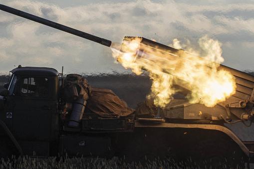 Ukraińska artyleria rakietowa koło Bachmutu w obwodzie donieckim