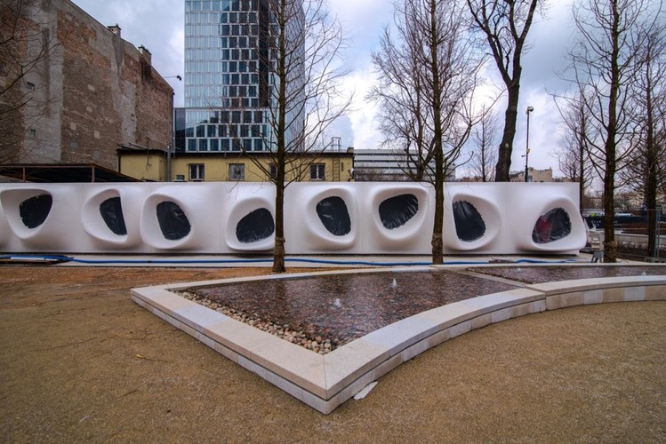 Podczas oficjalnego otwarcia placu Europejskiego w czasie tegorocznej Nocy Muzeów udostępniony zostanie też unikalny pasaż sztuki Art Walk. Pasaż będzie miał 57 m długości i będzie składał się z 20 segmentów.  Przez cały rok będą tu organizowane wystawy obrazów, rzeźb i instalacji artystycznych. Za projekt instalacji odpowiada Przemysław „Mac” Stopa z pracowni Massive Design. Autorem projektu placu Europejskiego jest belgijska pracownia Wirtz International Landscape Architects – wśród projektów architektów są m.in. ogrody Pałacu Elizejskiego, Jardin du Carrousel w Ogrodach Tuileries w sercu Paryża, czy Jubilee Park w londyńskim Canary Wharf. Na zdjęciu: Plac Europejski przy Warsaw Spire - pasaż Art Walk