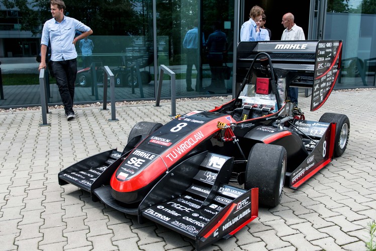 Nowa wersja bolidu waży tylko 185 kg. Przednia część pojazdu stanowi monokok, natomiast tylną rama w której umieszczony jest silnik. 
 <br><br>fot.  (nlat) PAP/Maciej Kulczyński