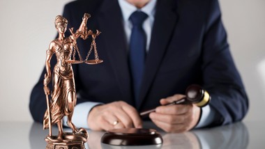 więcej uprawnionych do prawnika z urzędu