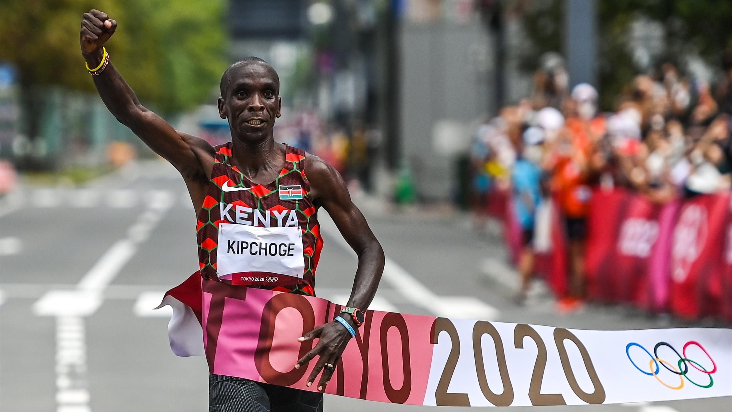 Kenya's Eliud Kipchoge defends gold medal in men's marathon