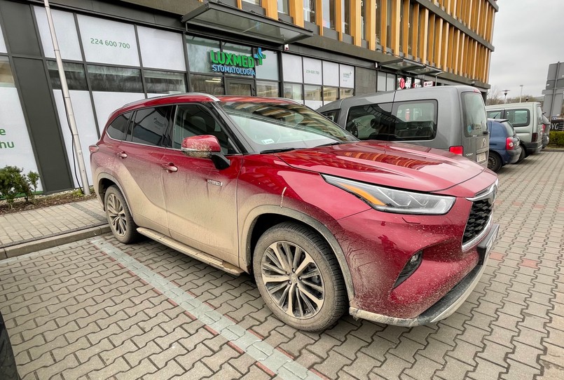 Brudny samochód, mycie auta