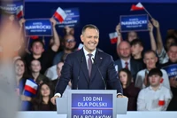 Dwie frakcje elit toczą wojnę o dusze Polaków. Nawrocki to wykorzystał