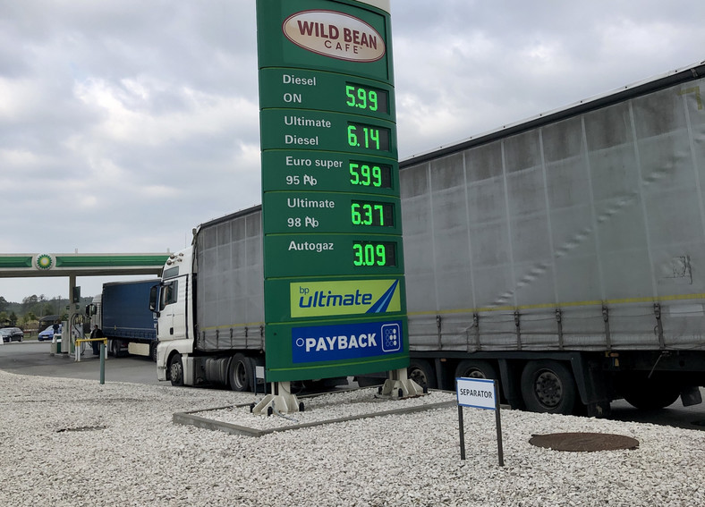 Ceny paliw na stacji przy autostradzie A2 pod Warszawą – zaledwie sprzed kilku dni, a już... nieaktualne