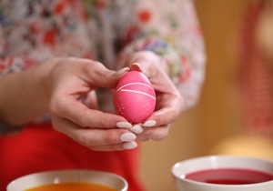 Ukrašavanje jaja gumicama za tegle