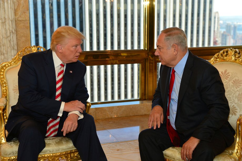 Israeli Prime Minister Benjamin Netanyahu (R) speaks to Republican U.S. presidential candidate Donald Trump during their meeting in New York, September 25, 2016.