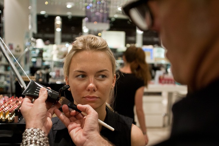 Czas na decyzję, czy będziemy używać letniego bronzera. WAŻNE: kosmetyki na lato powinny mieć w swoim składzie faktory przeciwsłoneczne.