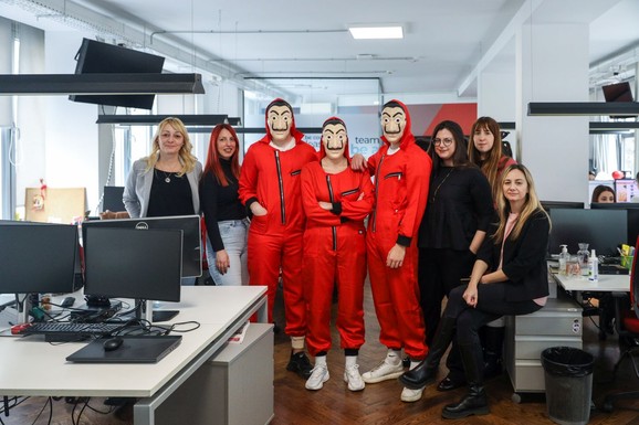 Junaci serije „La Casa de Papel“ u poseti redakciji Blica: A1 Grupa i Netflix uspostavili strateško partnerstvo