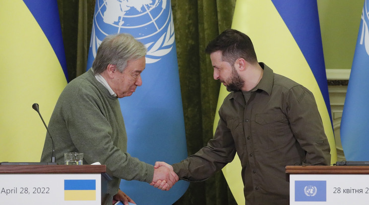 Antonió Guterres ENSZ-főtitkár (b) és Volodimir Zelenszkij ukrán elnök kezet fog közös sajtóértekezletükön, Kijevben 2022. április 28-án. Guterres előző nap érkezett Ukrajnába, miután Moszkvában találkozott Vlagyimir Putyin orosz elnökkel, akit arra kért, hogy az ENSZ-szel együttműködve tegye lehetővé a civilek evakuálását a bombázott területekről Kelet- és Dél-Ukrajnában. / Fotó: MTI/EPA/Szerhij Dolzsenko