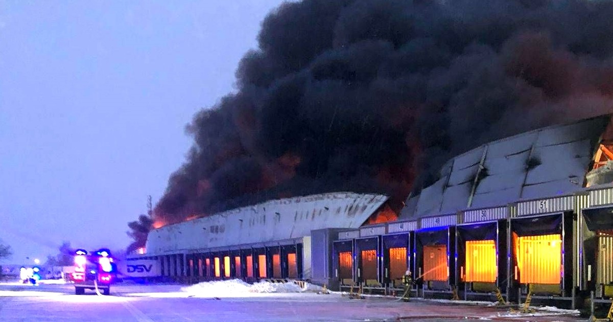 Pożar hali magazynowej pod Poznaniem. Z ogniem walczą dziesiątki strażaków