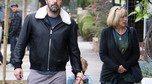 
Ben Affleck na spacerze z matką i synem. Mały Samuel podobny do słynnego taty?
