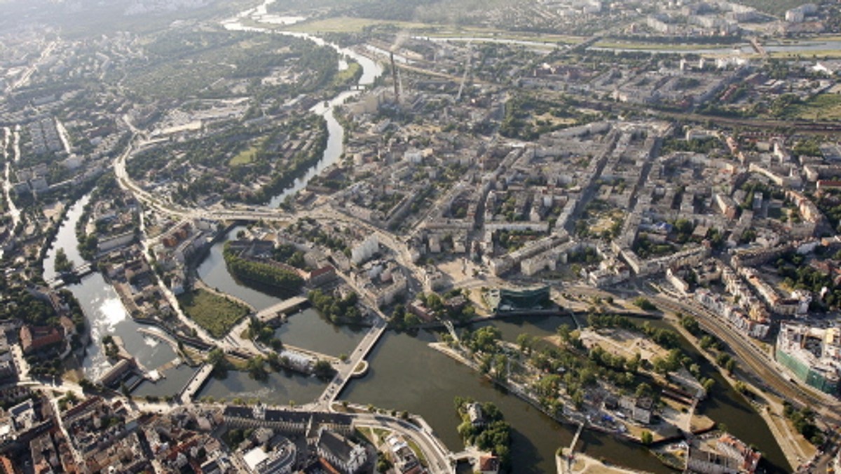 "Gazeta Wyborcza Wrocław": Wrocławski rynek nie należy do najczystszych. Owszem, odrestaurowane kamieniczki mogą budzić podziw, ale na chodnikach są przylepiona gumy do żucia, ślady po rozlanych napojach, różnych płynach ustrojowych oraz niedopałki papierosów.