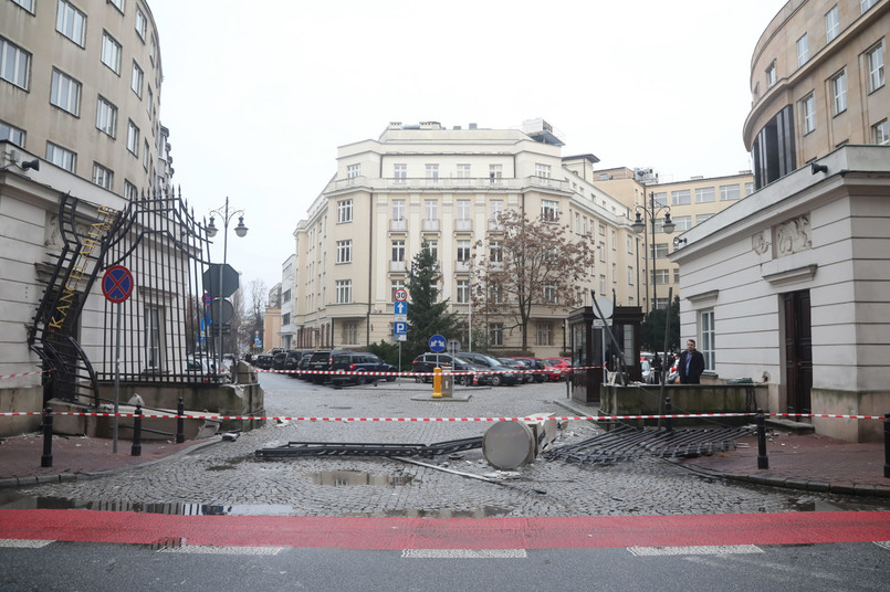 Uszkodzona brama wjazdowa na teren Sejmu