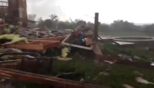 Tornado odchodzi, rodzina wychodzi z piwnicy. Co widzi? [WIDEO]