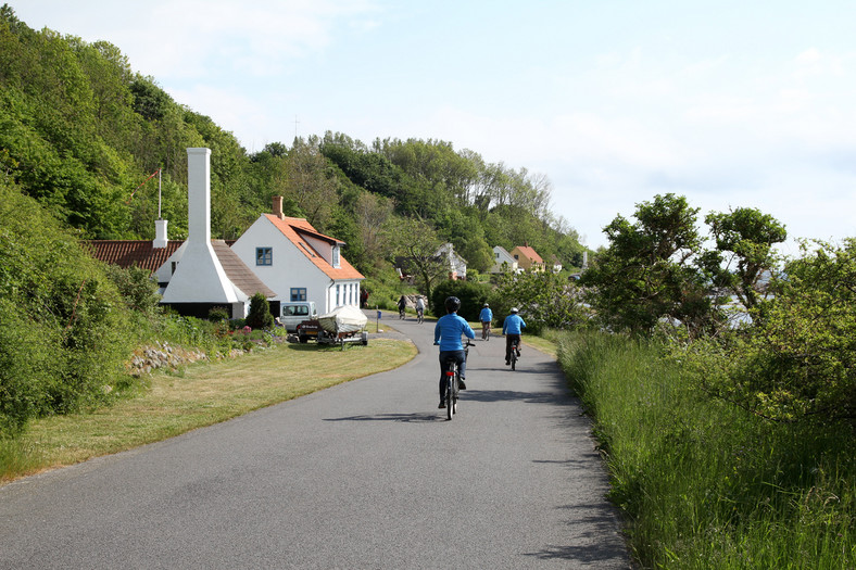 Bornholm, rowerzyści na wybrzeżu w okolicach Hasle