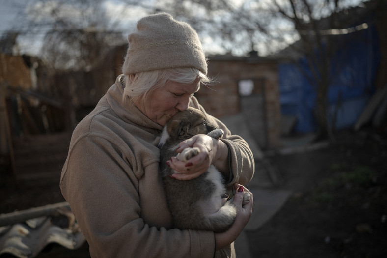 61-letnia Lubow opiekuje się porzuconymi kotami i psami w Orichowie na Ukrainie, 5 grudnia 2023 r.