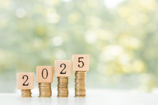 Kto od 1 stycznia 2025 roku dostanie podwyżkę, a kto zarobi mniej? 366 złotych brutto - o tyle więcej powinniśmy zarabiać.