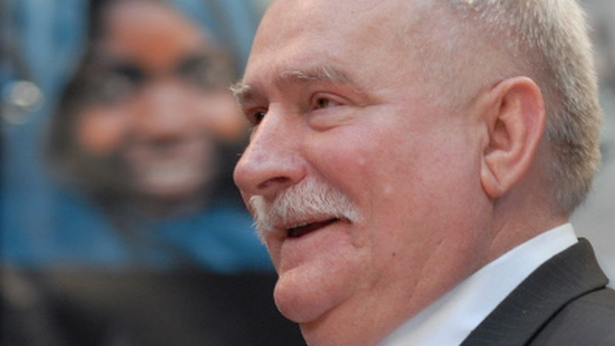 Były prezydent Lech Wałęsa odebrał w poniedziałek w Opolu tytuł honorowego obywatela tego miasta. - Otrzymywać takie zaszczyty to naprawdę wielka satysfakcja dla rewolucjonisty - powiedział Wałęsa podczas uroczystości.