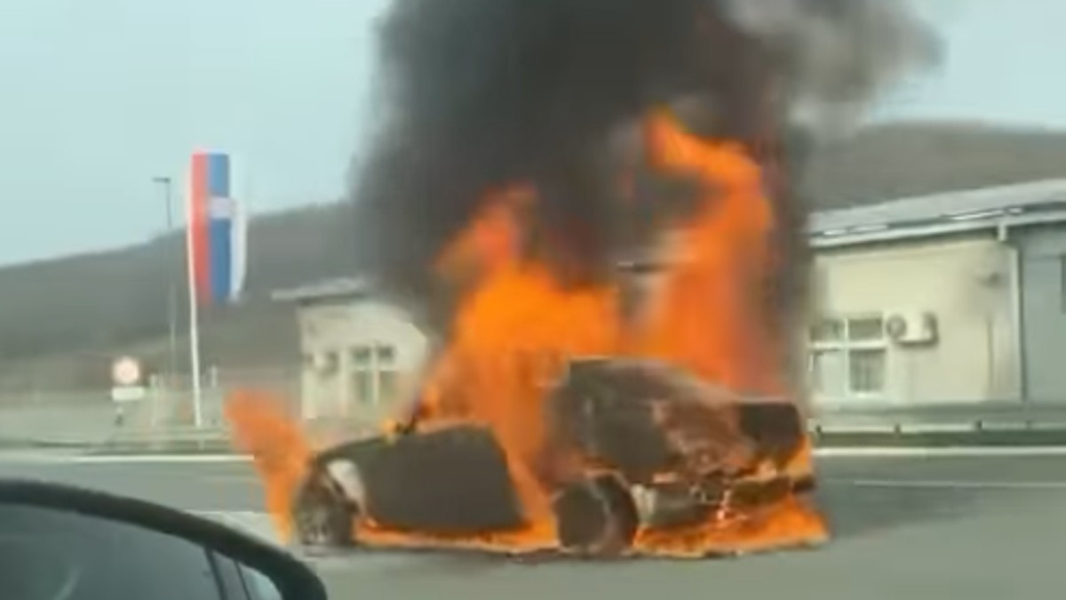 Gori automobil na naplatnoj rampi ka Beogradu