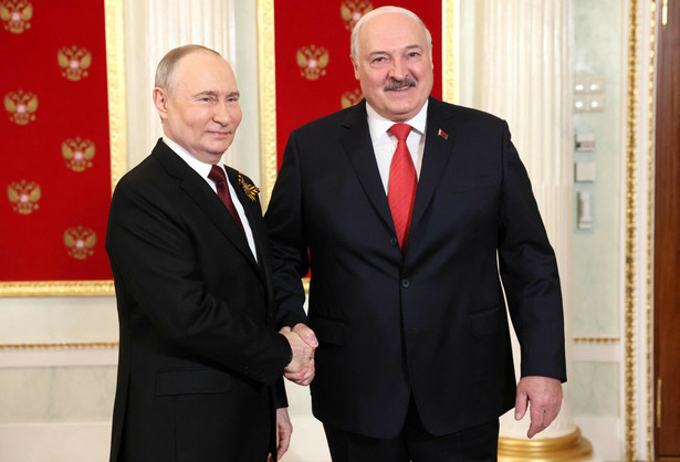 kamery przyłapały Alaksandra Łukaszenkę na rozmowie z Władimirem Putinem
