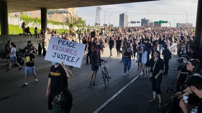 Protestujący w Minneapolis.  fot. Alexander Hansen-Ralke