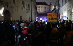'Ścigajcie biskupów, nie obywateli'. Protest pod kurią i mieszkaniem kard. Dziwisza