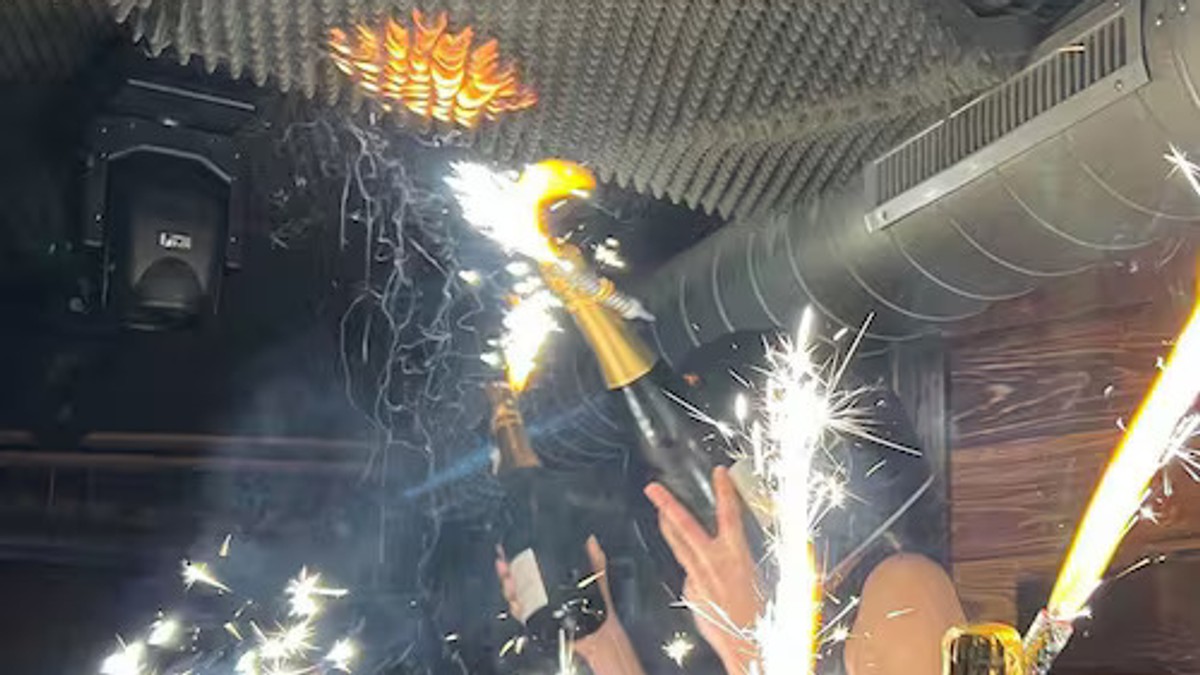 Trenutak kada prskalice u flašama šampanjca izazivaju požar u baru 