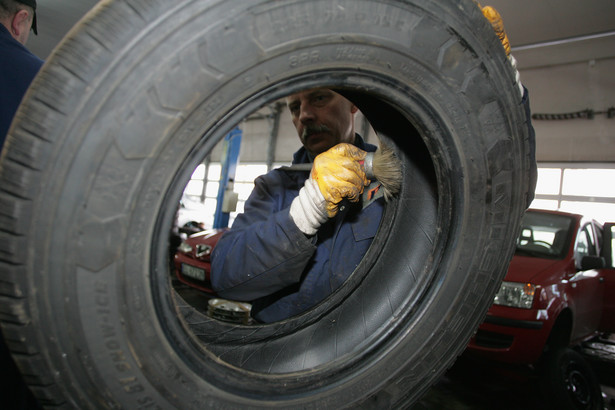 Około 300 pracowników Michelin Polska będzie pracować do kwietnia w niepełnym wymiarze godzin - na 1/2 i 3/4 etatu. Największa na Warmii i Mazurach firma, zatrudniająca ponad 4 tys. pracowników, w związku z kryzysem finansowym ogranicza produkcję opon.