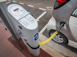 Auta elektryczne wciąż drogie, ale motoryzacyjna rewolucja już trwa