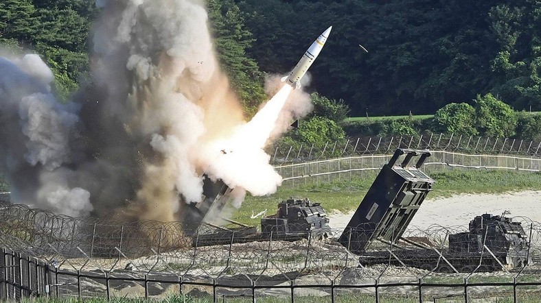 M270 MLRS to gąsienicowy odpowiednik M142 HIMARS. Na zdjęciu widzimy dwie wyrzutnie oraz pocisk MGM-140 ATACMS.