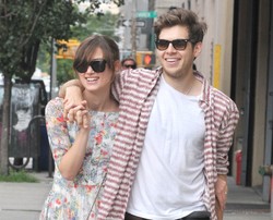 Keira Knightley chce miłosnej piosenki od wokalisty Klaxons