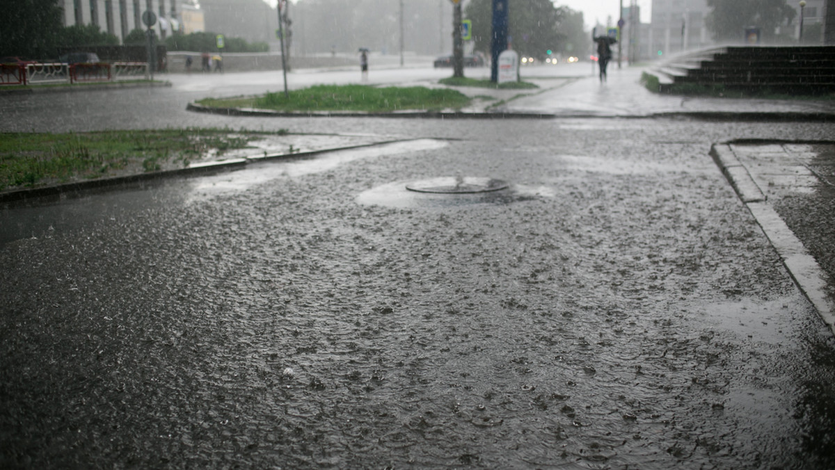 Jutro w całym kraju potrzebne będą solidne parasole. Będzie wietrznie i deszczowo. Jednocześnie termometry pokażą nawet do 10-11 stopni Celsjusza na południu Polski.