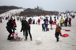 Tłumy na stoku narciarskim pod lupą policji. 'Dobrowolna' opłata... za serki góralskie