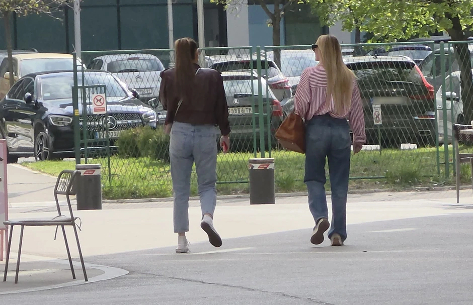 Luna i Anabela u kafiću