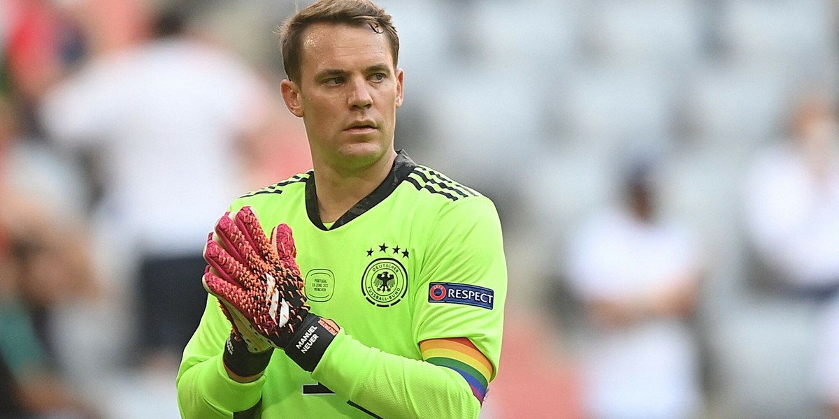 Bramkarz Manuel Neuer, tu jeszcze w stroju z charakterystycznymi trzema paskami