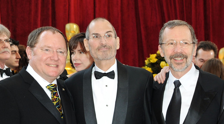 Jobs (középen) és a Pixar két agya, John Lasseter rendező (balra) és Ed Catmull számítógépes szakember a 2010-es Oscar-gálán /Fotó: GettyImages