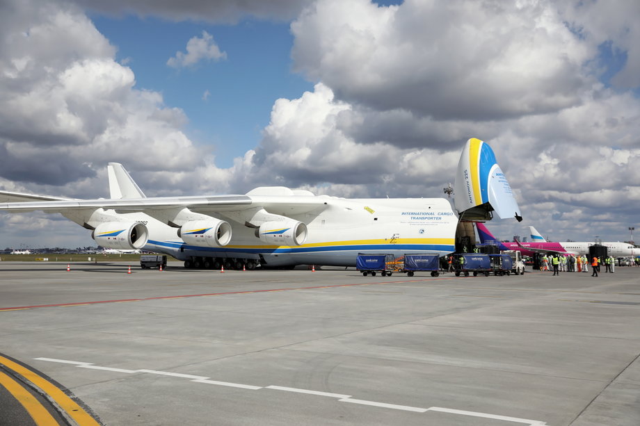 Na Lotnisku Chopina w Warszawie trwa rozładunek sprzętu ochronnego przywiezionego przez Antonowa An-225 Mrija