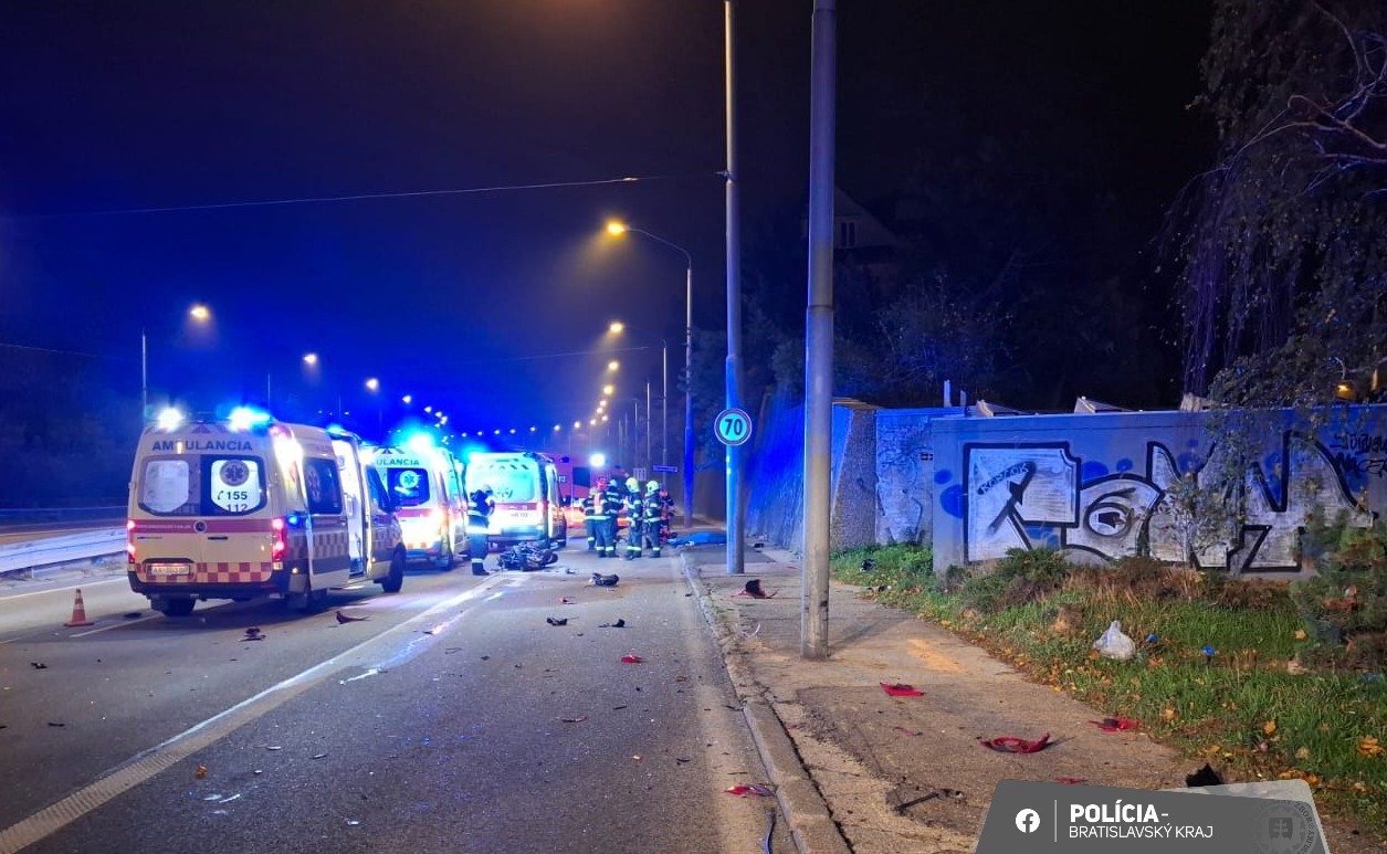 Vodič motocykla v pravotočivej zákrute dostal šmyk s následným pádom a prejdením do protismeru.