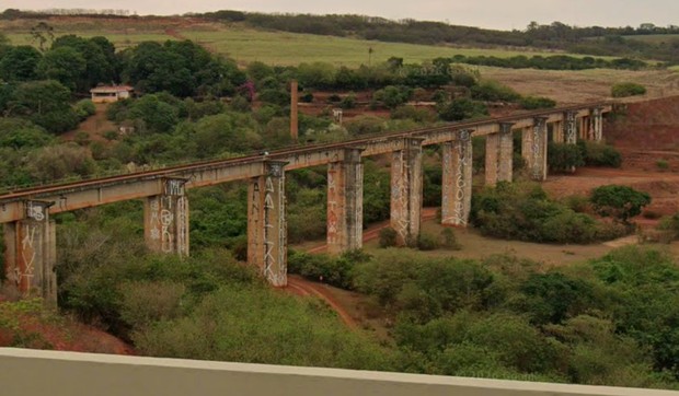 Ljudi skaču sa užetom sa Mosta kostura u mestu Ponte do Eskeleto u Brazilu | Foto: Google