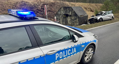 Szokujący wypadek na drodze do Piły. Auto roztrzaskało się o... bunkier